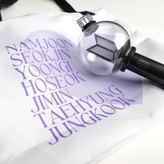 BTS inspirierte Tasche mit den Namen der Member und großem lila Herz
