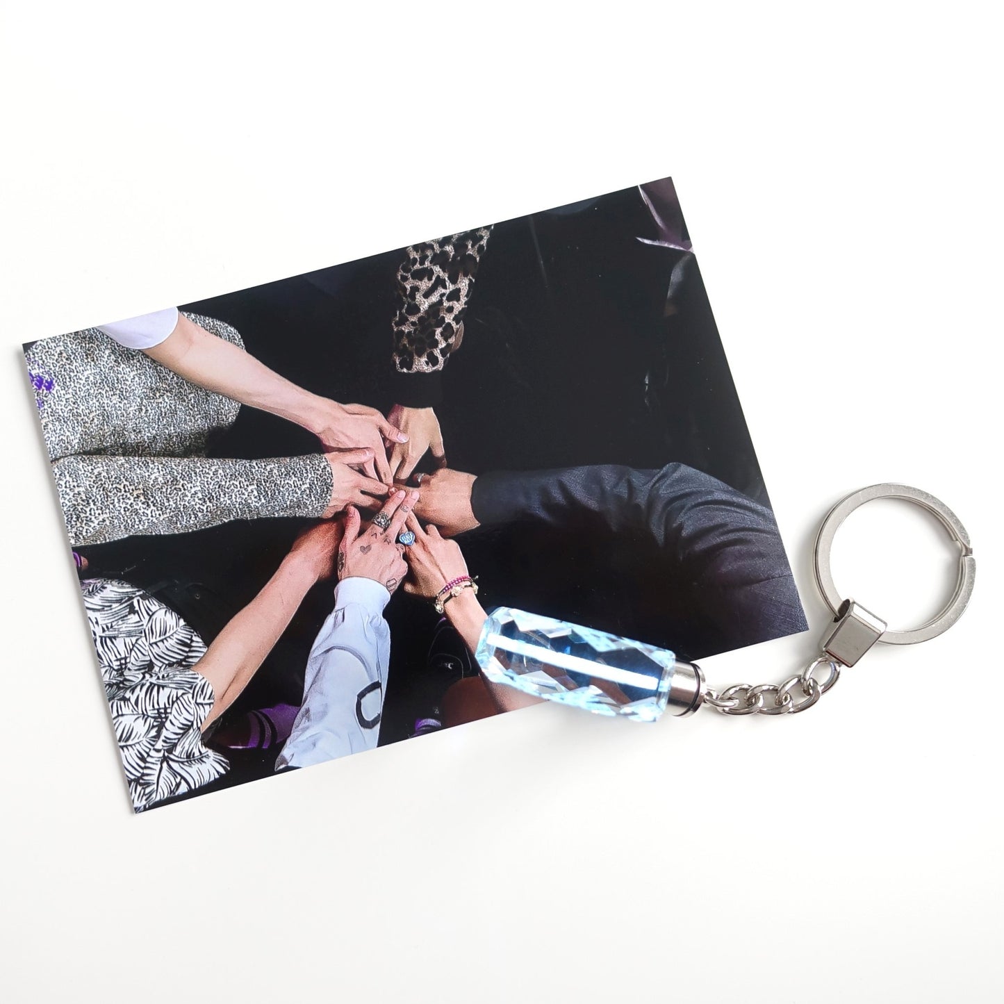 Leuchtender BTS Light Stick inspirierter Schlüsselanhänger aus Kristallglas mit 3D-Innen-Gravur APOBANGPO und Farbwechsel