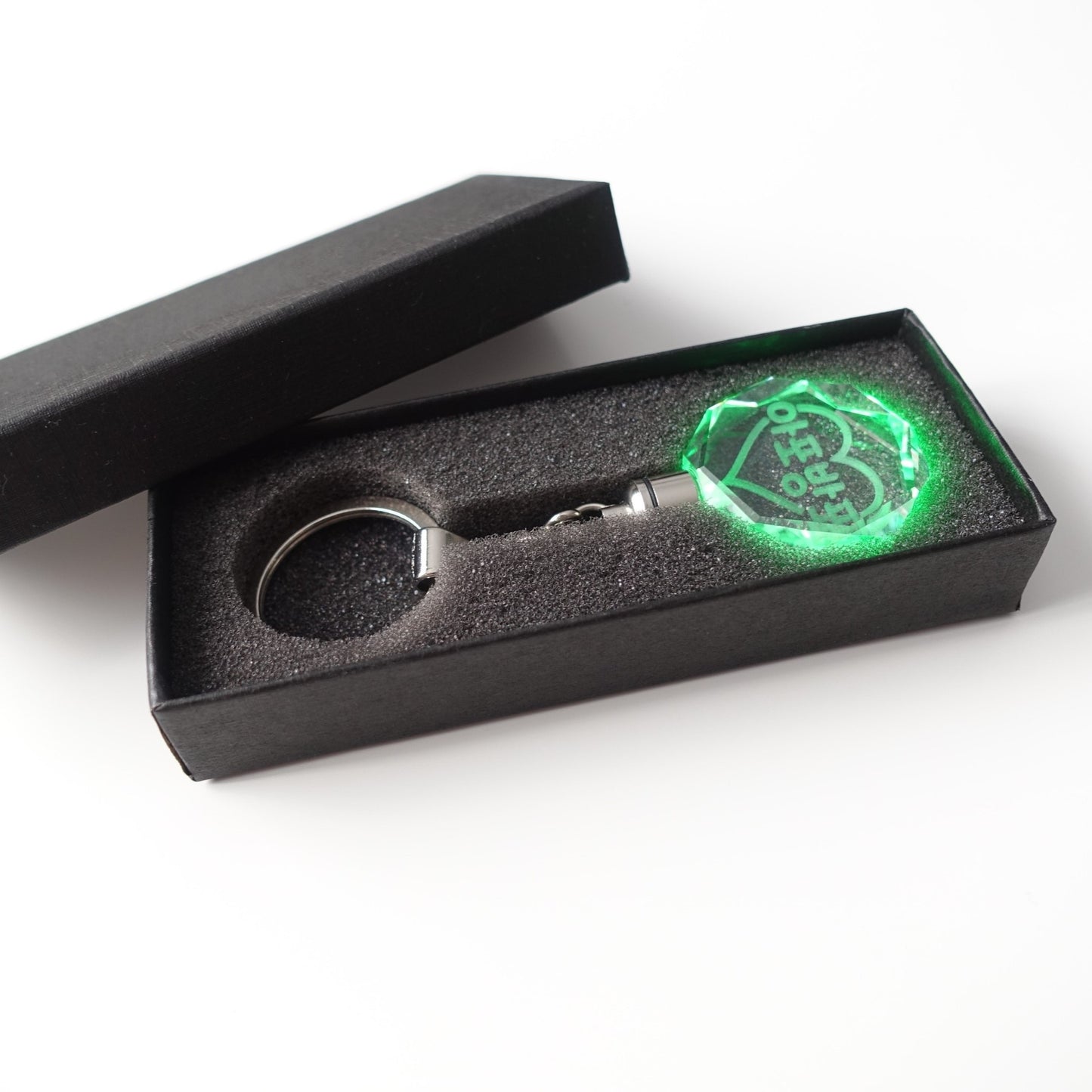 Leuchtender BTS Light Stick inspirierter Schlüsselanhänger aus Kristallglas mit 3D-Innen-Gravur APOBANGPO und Farbwechsel