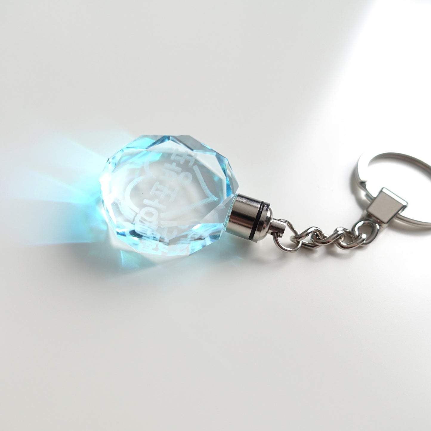 Leuchtender BTS Light Stick inspirierter Schlüsselanhänger aus Kristallglas mit 3D-Innen-Gravur APOBANGPO und Farbwechsel