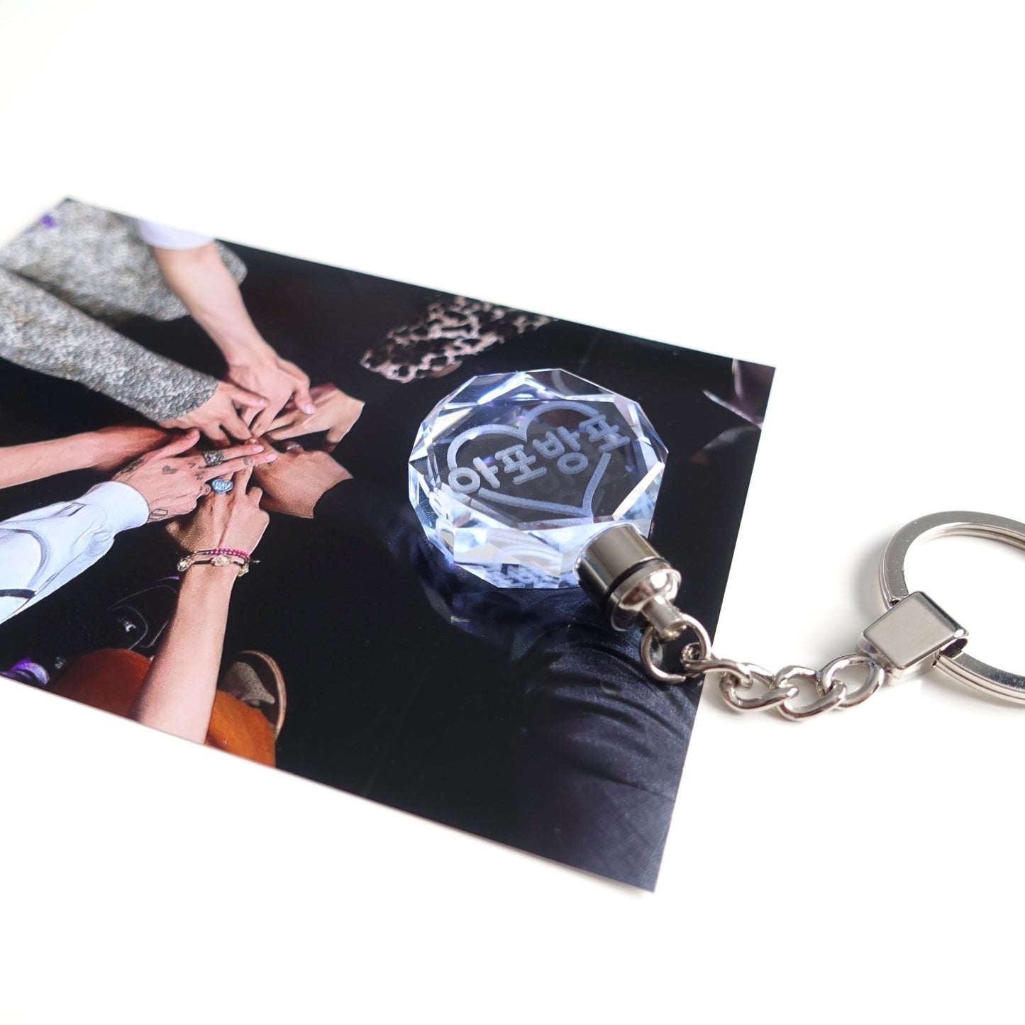 Leuchtender BTS Light Stick inspirierter Schlüsselanhänger aus Kristallglas mit 3D-Innen-Gravur APOBANGPO und Farbwechsel