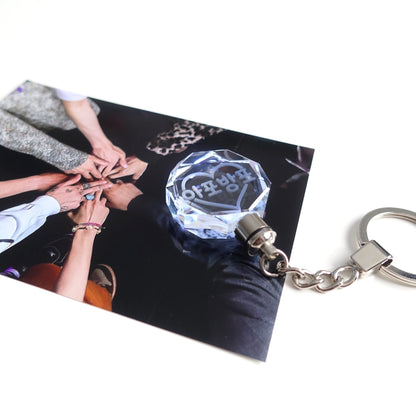 Leuchtender BTS Light Stick inspirierter Schlüsselanhänger aus Kristallglas mit 3D-Innen-Gravur APOBANGPO und Farbwechsel