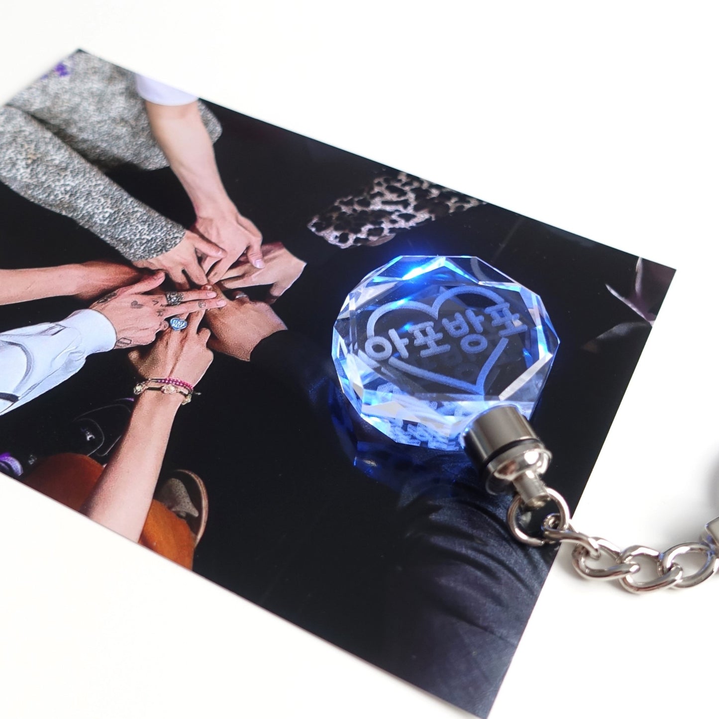 Leuchtender BTS Light Stick inspirierter Schlüsselanhänger aus Kristallglas mit 3D-Innen-Gravur APOBANGPO und Farbwechsel