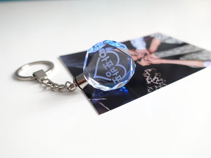 Leuchtender BTS Light Stick inspirierter Schlüsselanhänger aus Kristallglas mit 3D-Innen-Gravur APOBANGPO und Farbwechsel