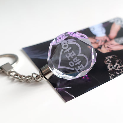 Leuchtender BTS Light Stick inspirierter Schlüsselanhänger aus Kristallglas mit 3D-Innen-Gravur APOBANGPO und Farbwechsel