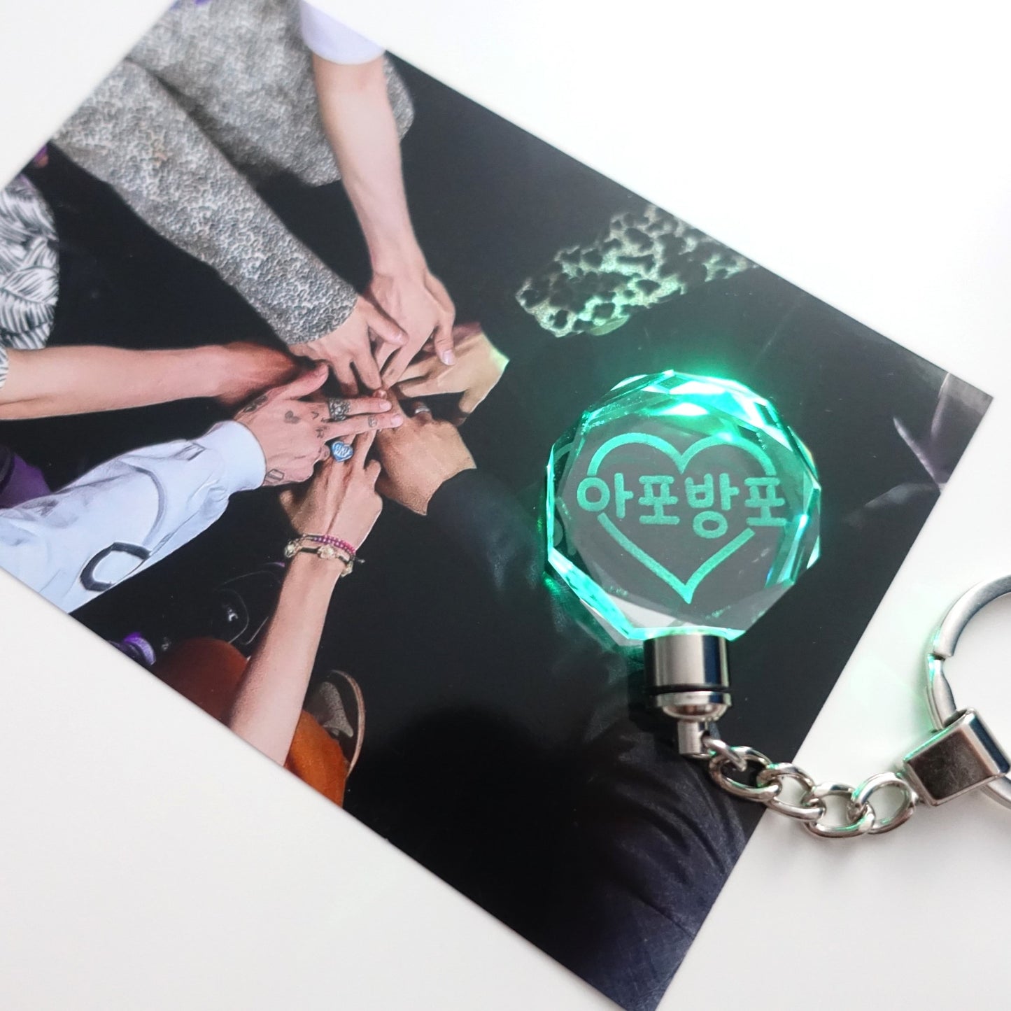 Leuchtender BTS Light Stick inspirierter Schlüsselanhänger aus Kristallglas mit 3D-Innen-Gravur APOBANGPO und Farbwechsel
