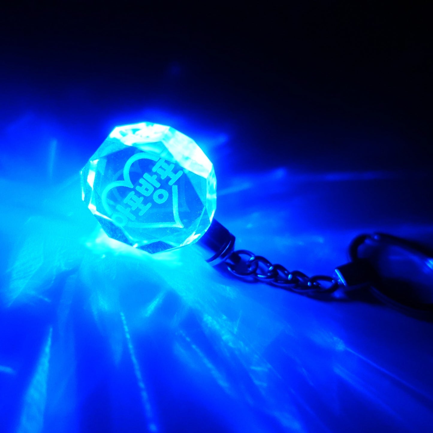 Leuchtender BTS Light Stick inspirierter Schlüsselanhänger aus Kristallglas mit 3D-Innen-Gravur APOBANGPO und Farbwechsel