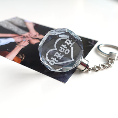 Leuchtender BTS Light Stick inspirierter Schlüsselanhänger aus Kristallglas mit 3D-Innen-Gravur APOBANGPO und Farbwechsel