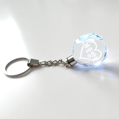 Leuchtender BTS Light Stick inspirierter Schlüsselanhänger aus Kristallglas mit 3D-Innen-Gravur APOBANGPO und Farbwechsel