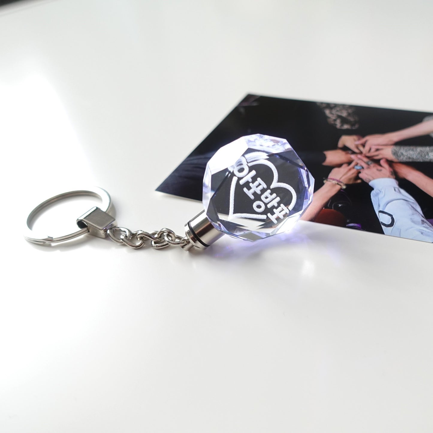 Leuchtender BTS Light Stick inspirierter Schlüsselanhänger aus Kristallglas mit 3D-Innen-Gravur APOBANGPO und Farbwechsel