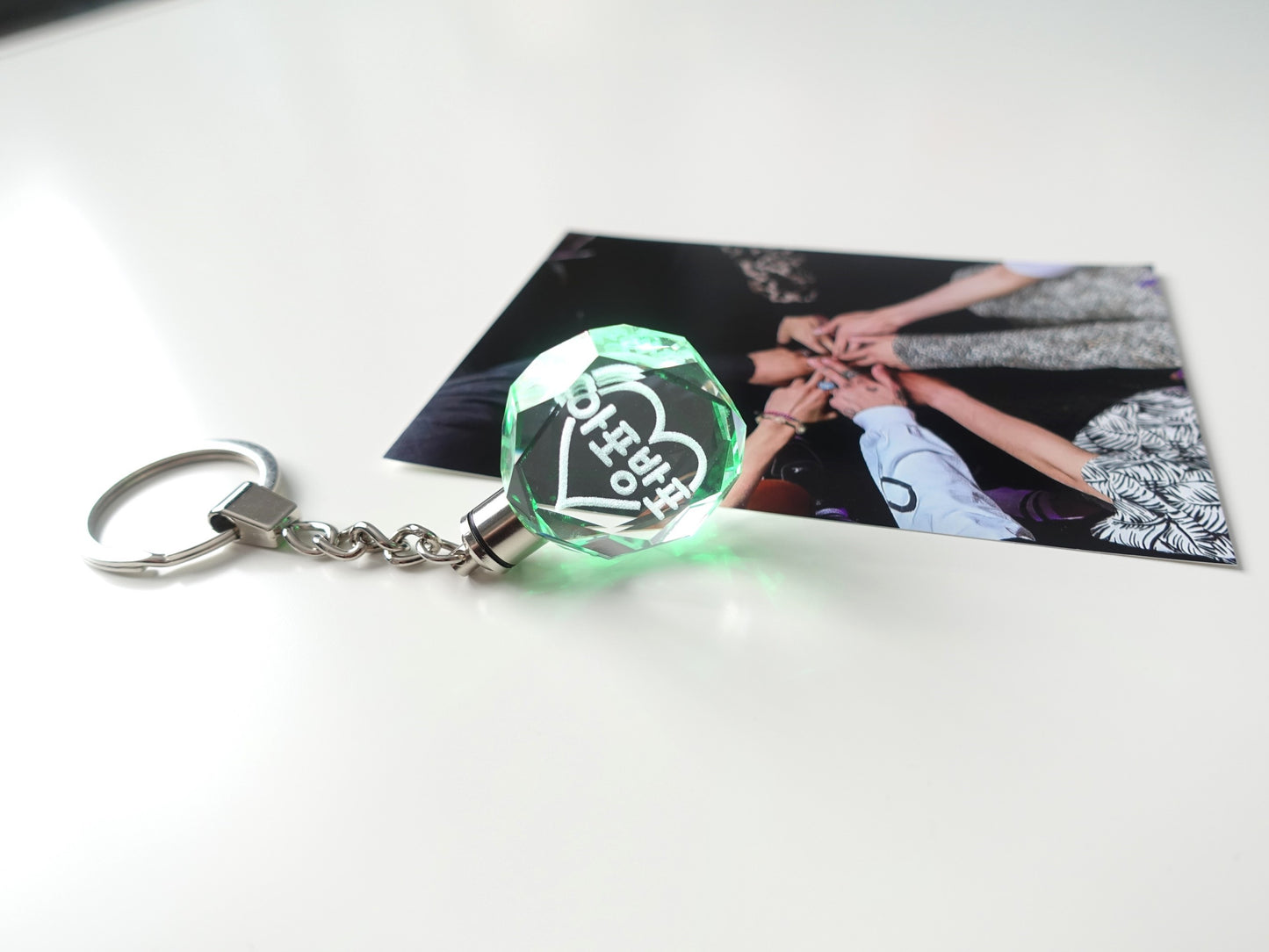 Leuchtender BTS Light Stick inspirierter Schlüsselanhänger aus Kristallglas mit 3D-Innen-Gravur APOBANGPO und Farbwechsel