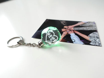 Leuchtender BTS Light Stick inspirierter Schlüsselanhänger aus Kristallglas mit 3D-Innen-Gravur APOBANGPO und Farbwechsel