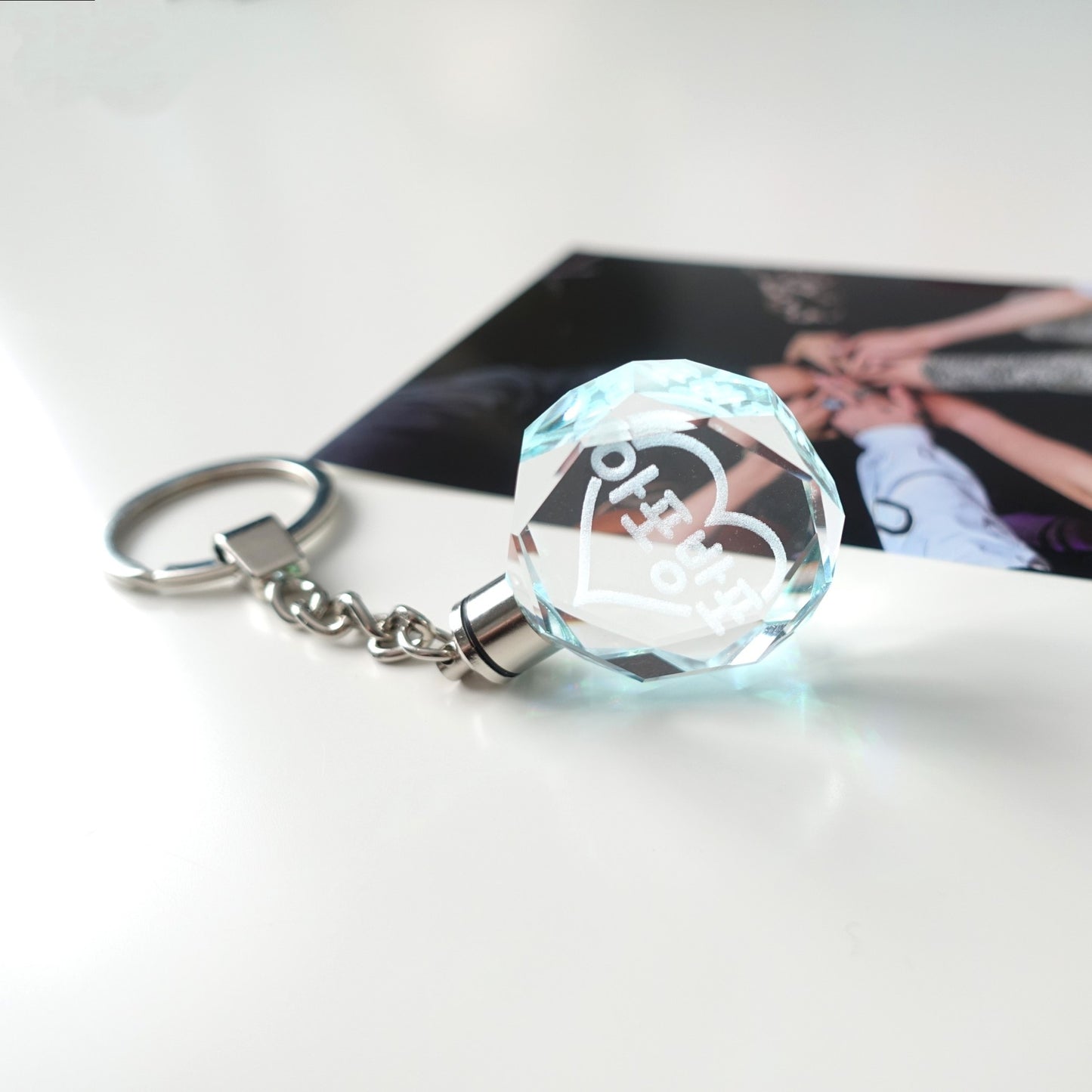 Leuchtender BTS Light Stick inspirierter Schlüsselanhänger aus Kristallglas mit 3D-Innen-Gravur APOBANGPO und Farbwechsel