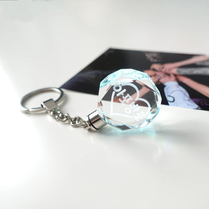 Leuchtender BTS Light Stick inspirierter Schlüsselanhänger aus Kristallglas mit 3D-Innen-Gravur APOBANGPO und Farbwechsel