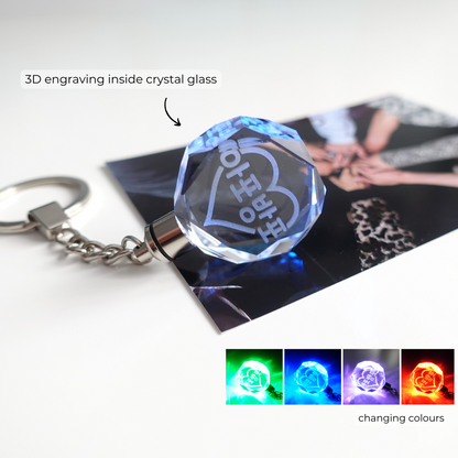 Leuchtender BTS Light Stick inspirierter Schlüsselanhänger aus Kristallglas mit 3D-Innen-Gravur APOBANGPO und Farbwechsel