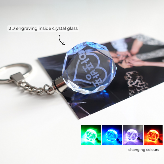 Leuchtender BTS Light Stick inspirierter Schlüsselanhänger aus Kristallglas mit 3D-Innen-Gravur APOBANGPO und Farbwechsel