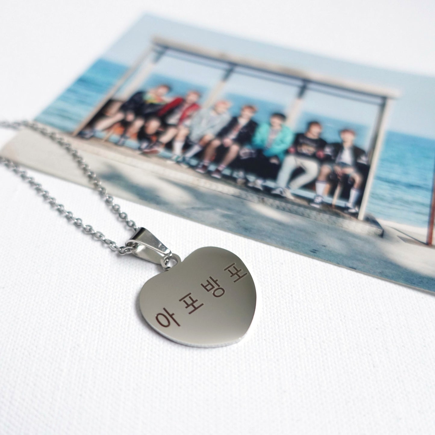 BTS inspirierte Halskette mit Herzanhänger aus Edelstahl Apobangpo-Gravur