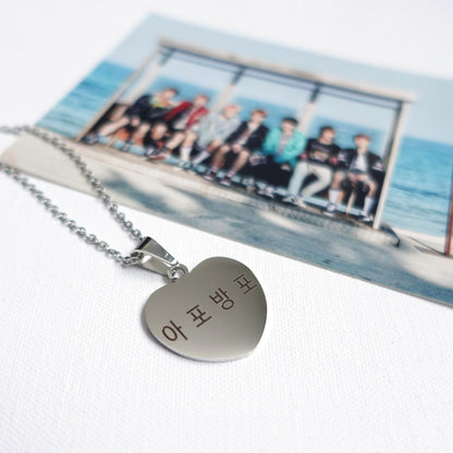 BTS inspirierte Halskette mit Herzanhänger aus Edelstahl Apobangpo-Gravur