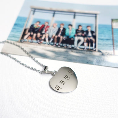 BTS inspirierte Halskette mit Herzanhänger aus Edelstahl Apobangpo-Gravur