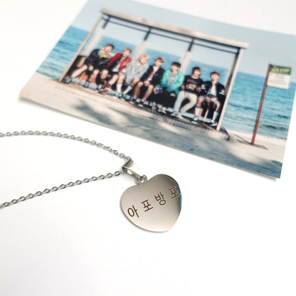 BTS inspirierte Halskette mit Herzanhänger aus Edelstahl Apobangpo-Gravur