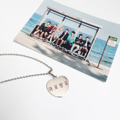 BTS inspirierte Halskette mit Herzanhänger aus Edelstahl Apobangpo-Gravur