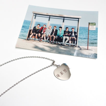 BTS inspirierte Halskette mit Herzanhänger aus Edelstahl Apobangpo-Gravur