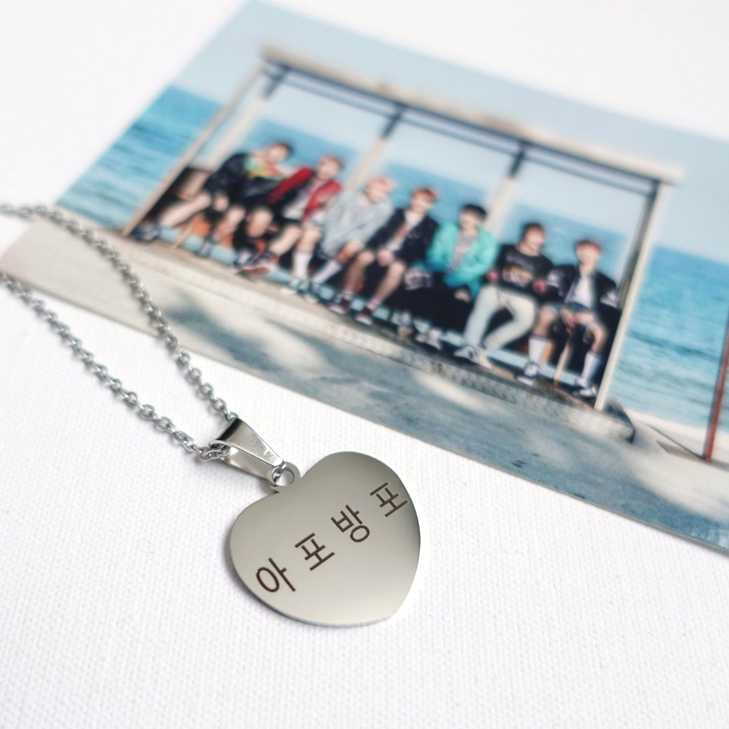 BTS inspirierte Halskette mit Herzanhänger aus Edelstahl Apobangpo-Gravur