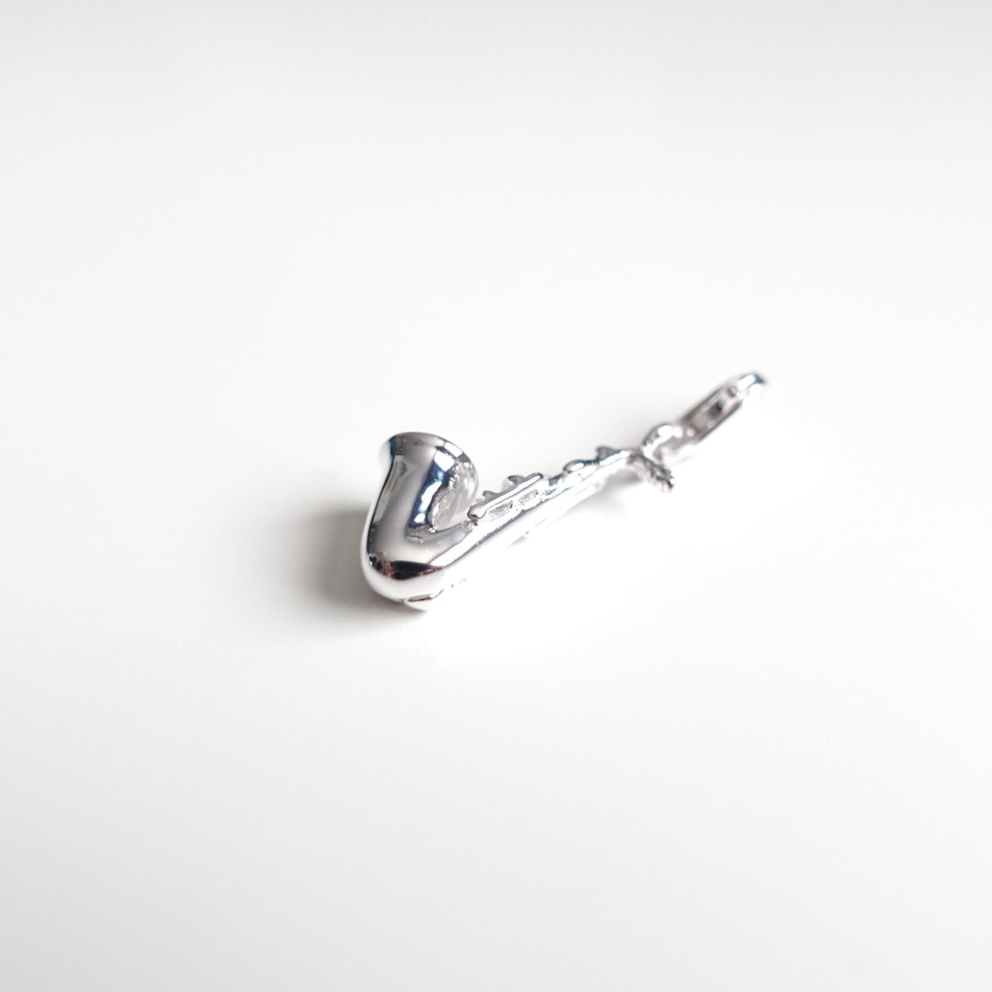 BTS V / Taehyung inspirierter Charm oder Ketten-Anhänger Saxophon aus 925er Silber