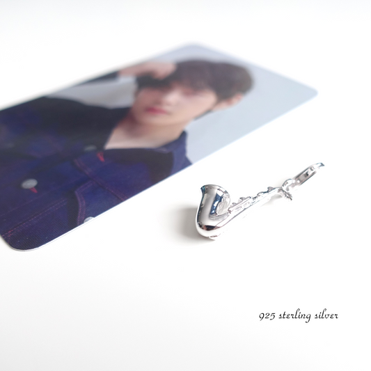 BTS V / Taehyung inspirierter Charm oder Ketten-Anhänger Saxophon aus 925er Silber