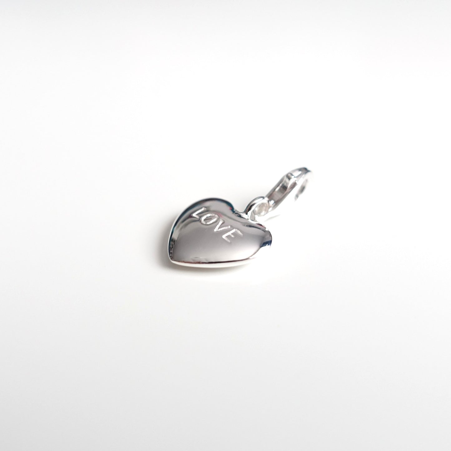 BTS inspirierter Charm oder Ketten-Anhänger Herz mit Gravur LOVE aus 925er Silber