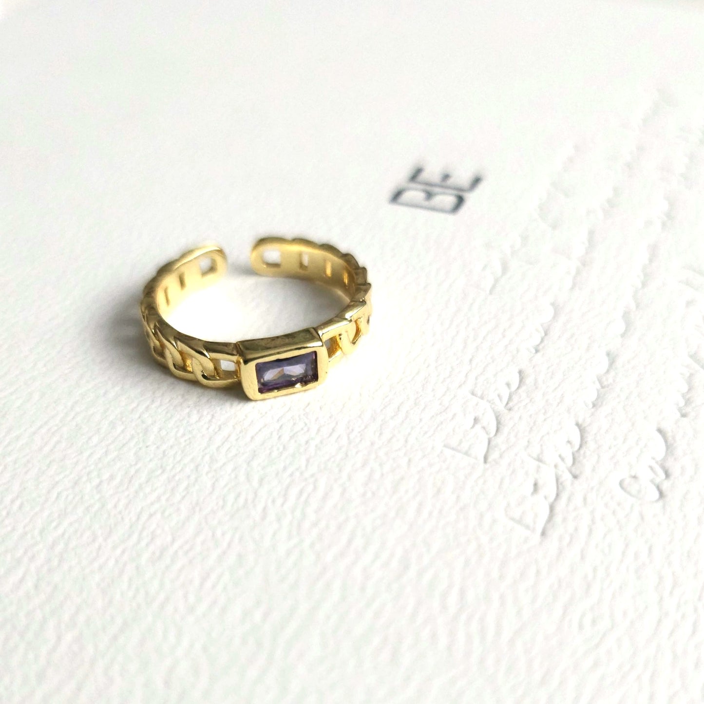 BTS inspirierter verstellbarer Ring mit lila Zirkonia und Messing 18k vergoldet