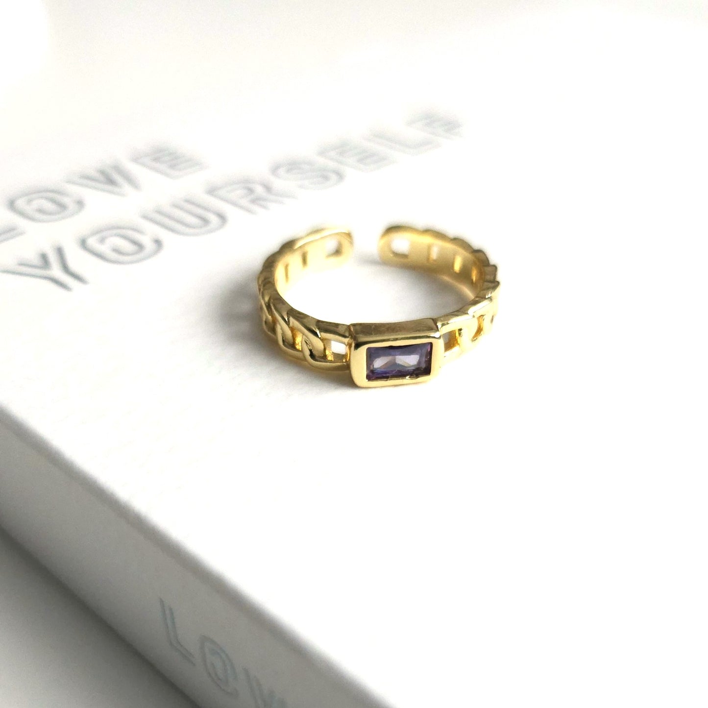 BTS inspirierter verstellbarer Ring mit lila Zirkonia und Messing 18k vergoldet