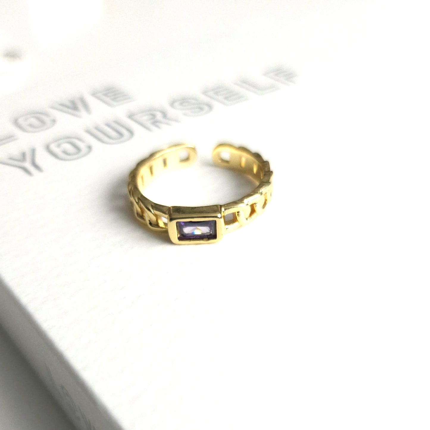 BTS inspirierter verstellbarer Ring mit lila Zirkonia und Messing 18k vergoldet