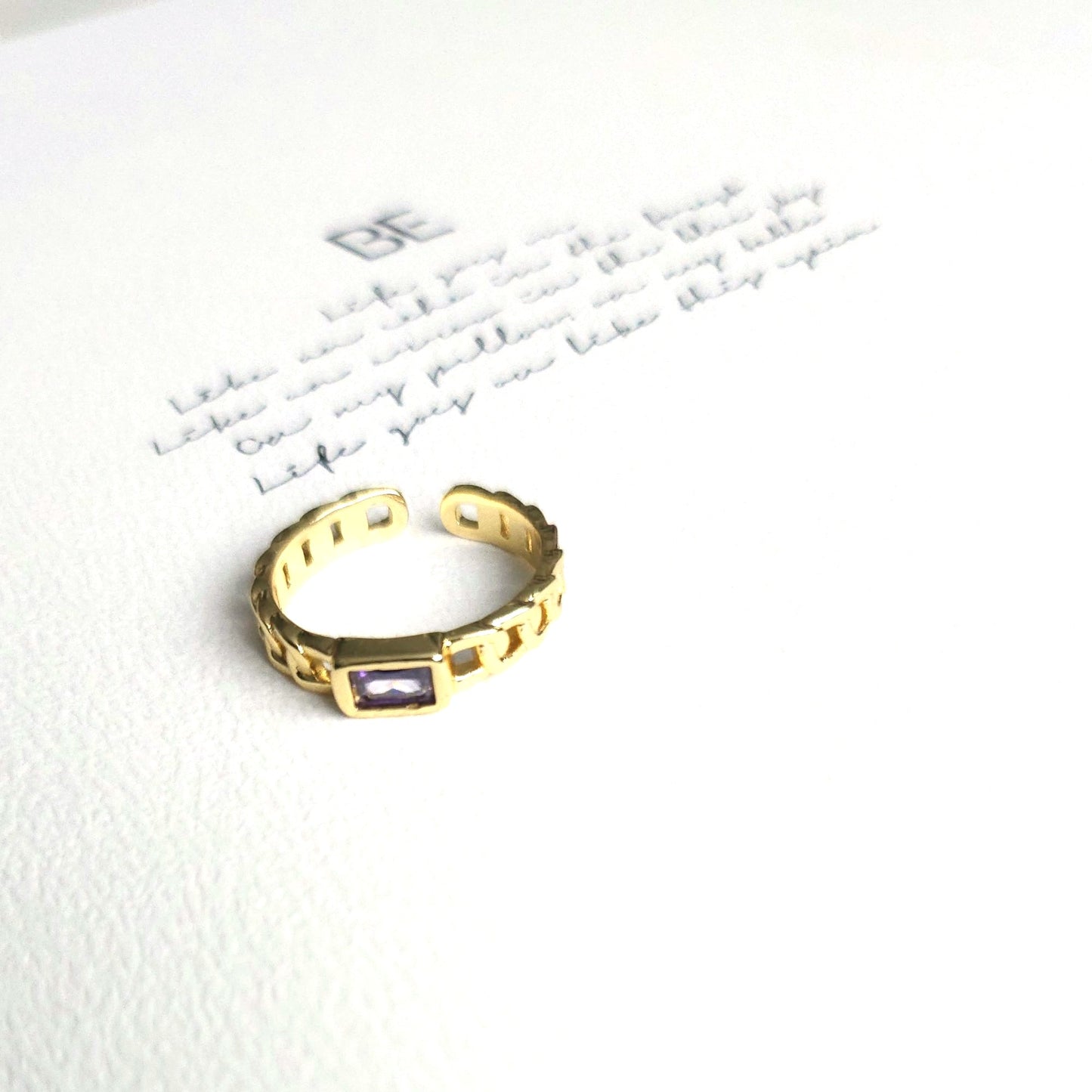 BTS inspirierter verstellbarer Ring mit lila Zirkonia und Messing 18k vergoldet