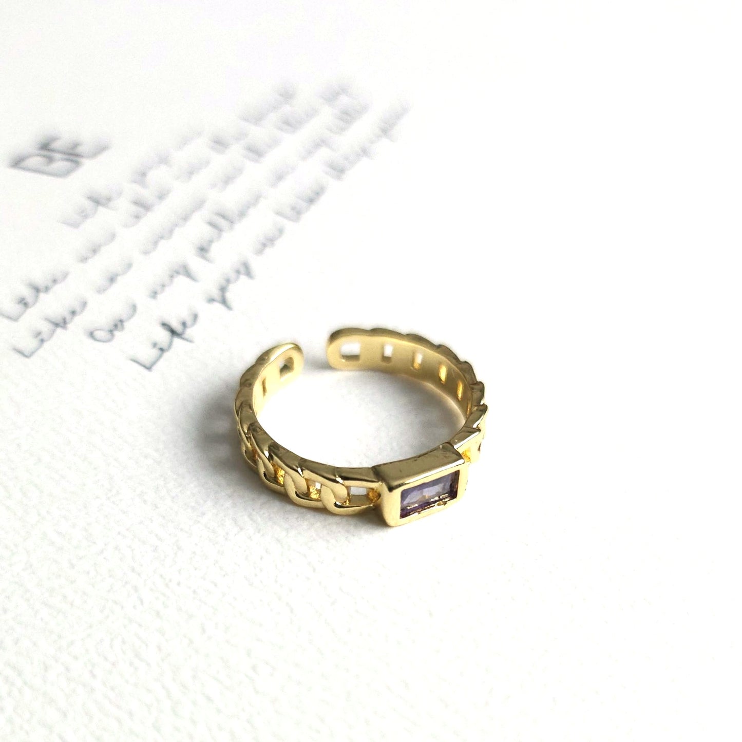 BTS inspirierter verstellbarer Ring mit lila Zirkonia und Messing 18k vergoldet