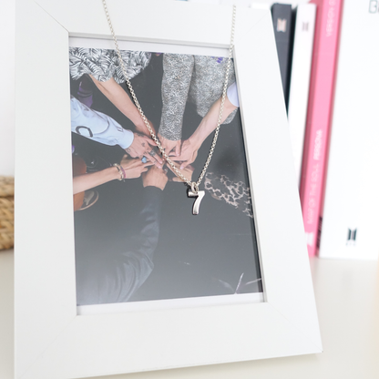 BTS inspirierte Halskette mit Zahl 7-Anhänger aus Edelstahl
