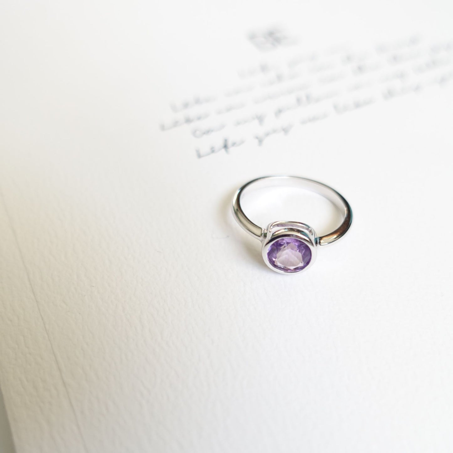 BTS inspirierter Ring mit echtem lila Amethyst und 925er Silber