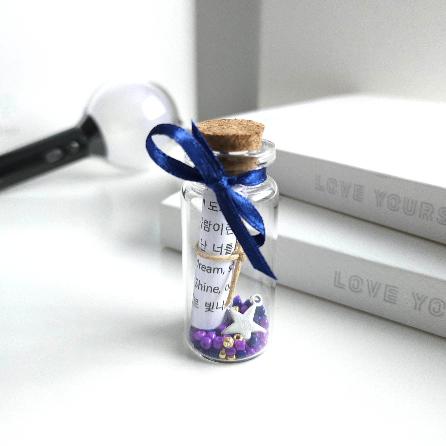 BTS Mini-Song-Flaschenpost mit kleiner Songtext-Schriftrolle und verschiedenen Designs je Song