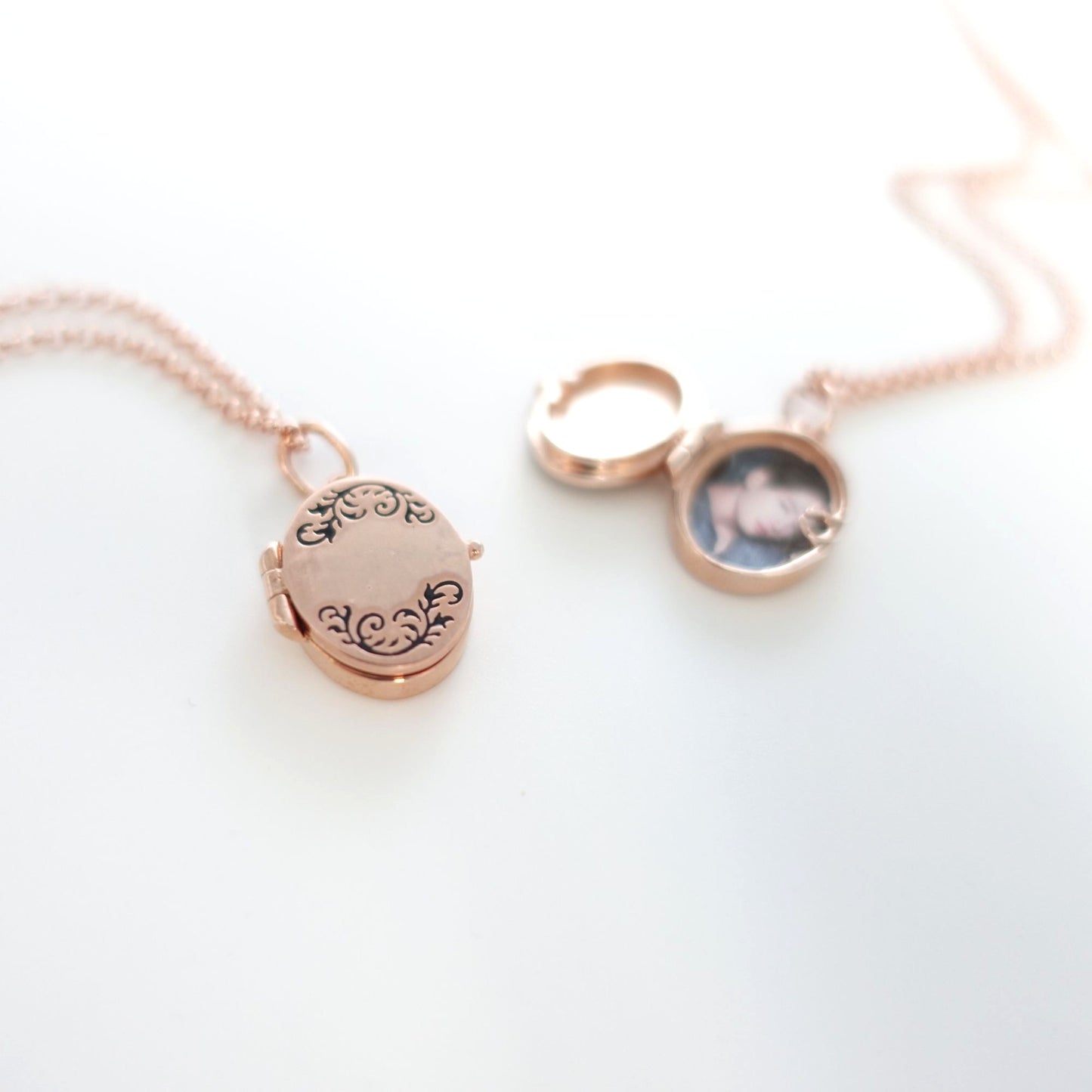 Halskette mit kleinem Medaillon und deinem individuellen BTS Bias-Foto aus Sterling Silber rosévergoldet