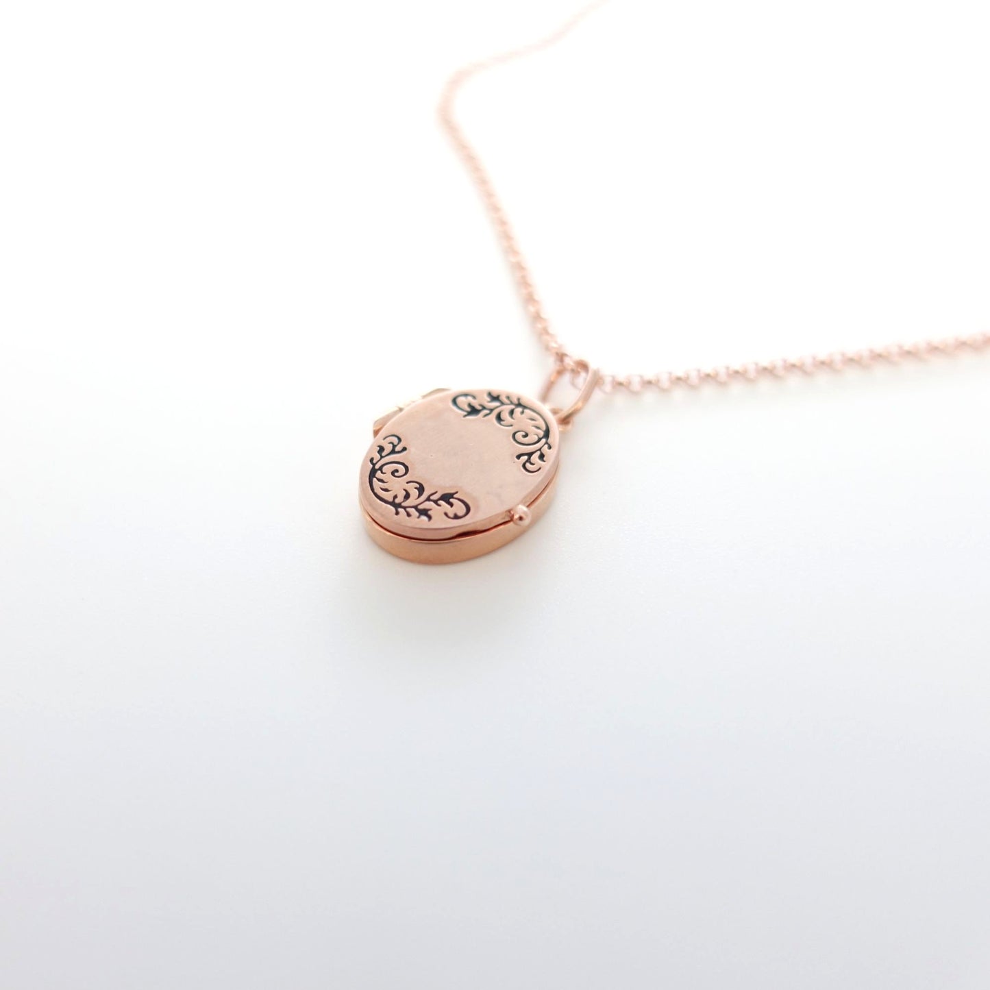 Halskette mit kleinem Medaillon und deinem individuellen BTS Bias-Foto aus Sterling Silber rosévergoldet