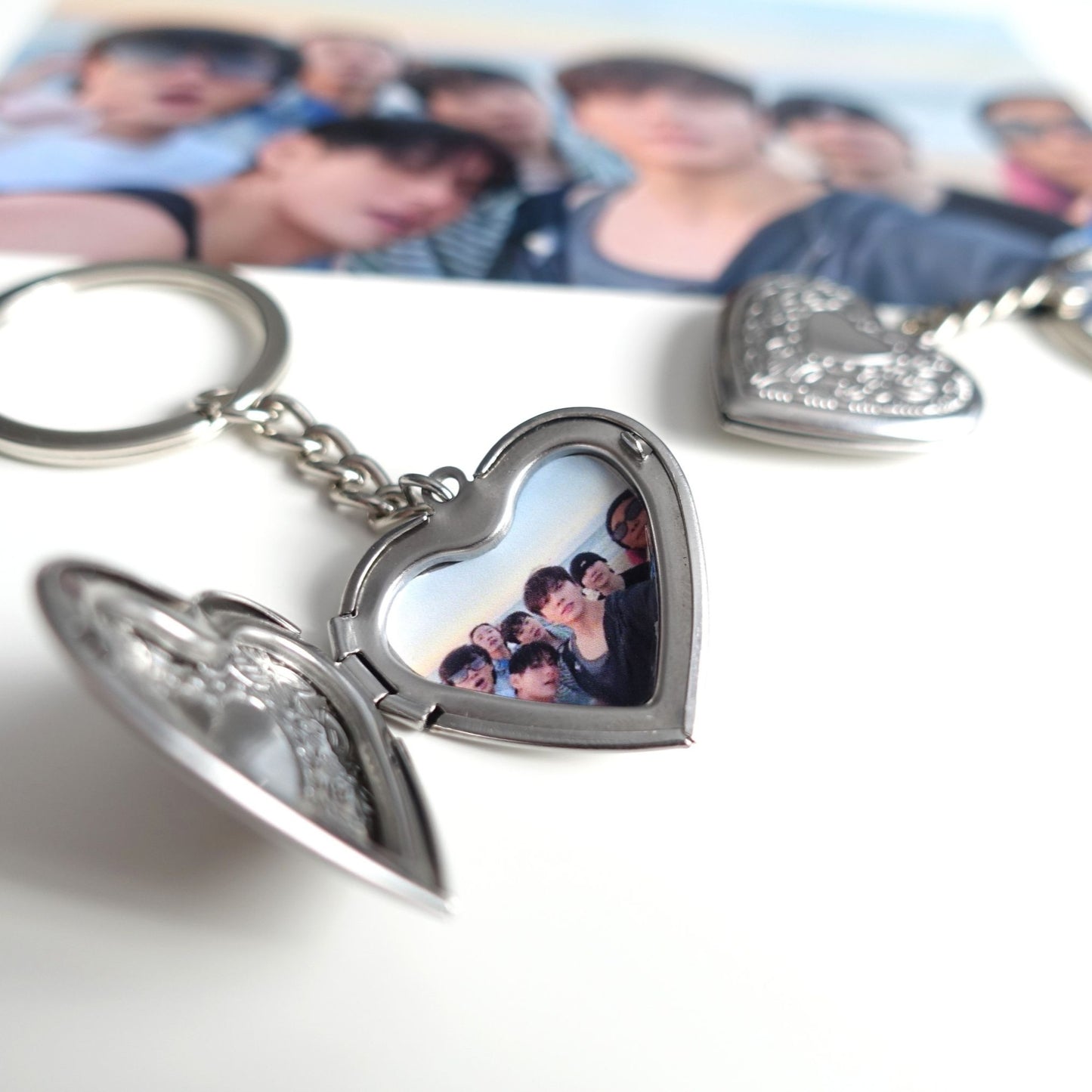 BTS Foto-Schlüsselanhänger mit Edelstahl-Medaillon und OT7 Foto