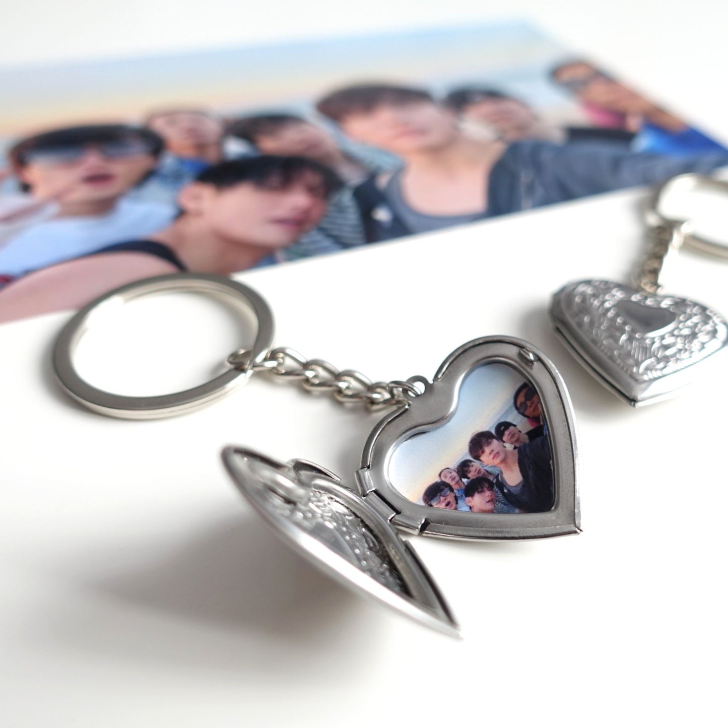 BTS Foto-Schlüsselanhänger mit Edelstahl-Medaillon und OT7 Foto