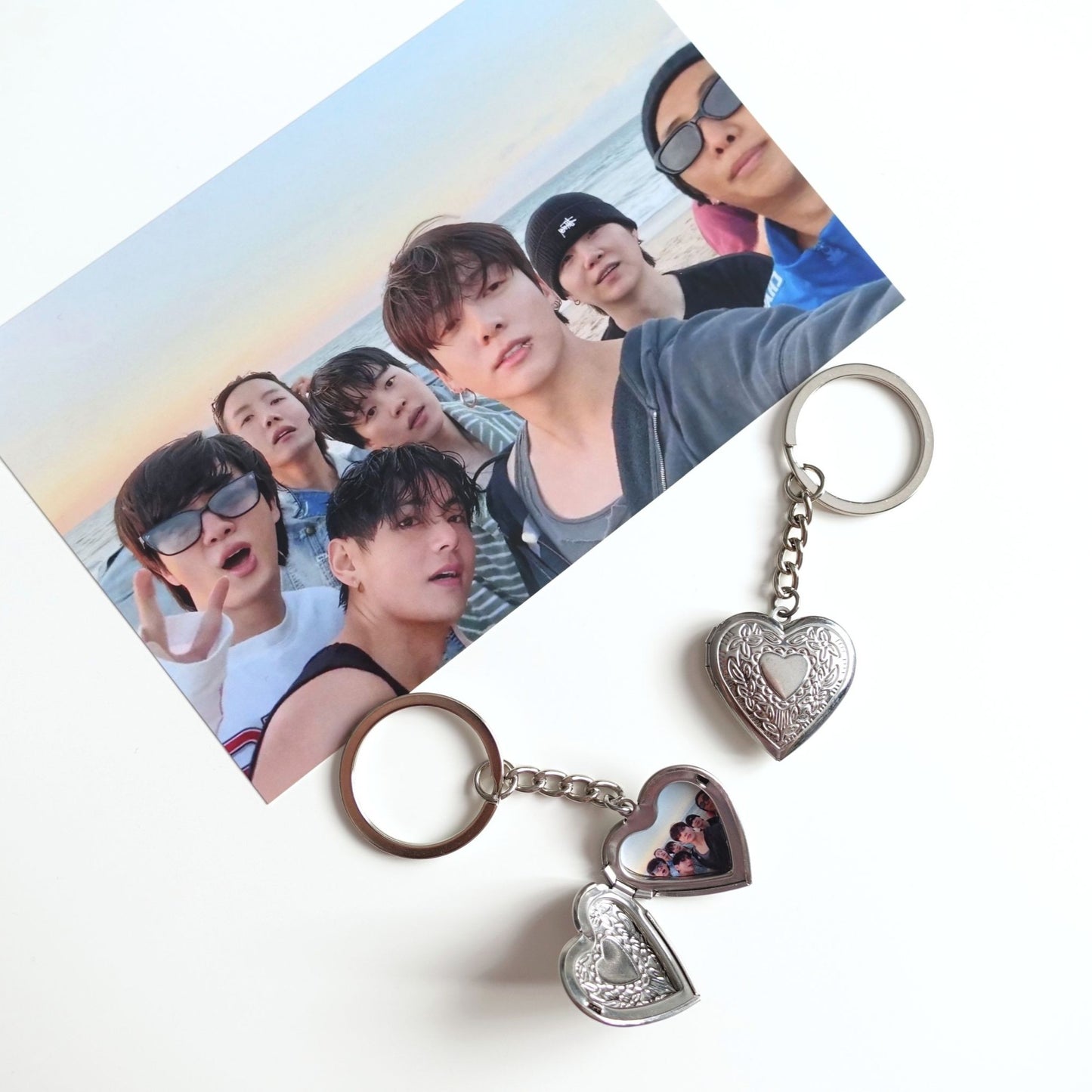 BTS Foto-Schlüsselanhänger mit Edelstahl-Medaillon und OT7 Foto