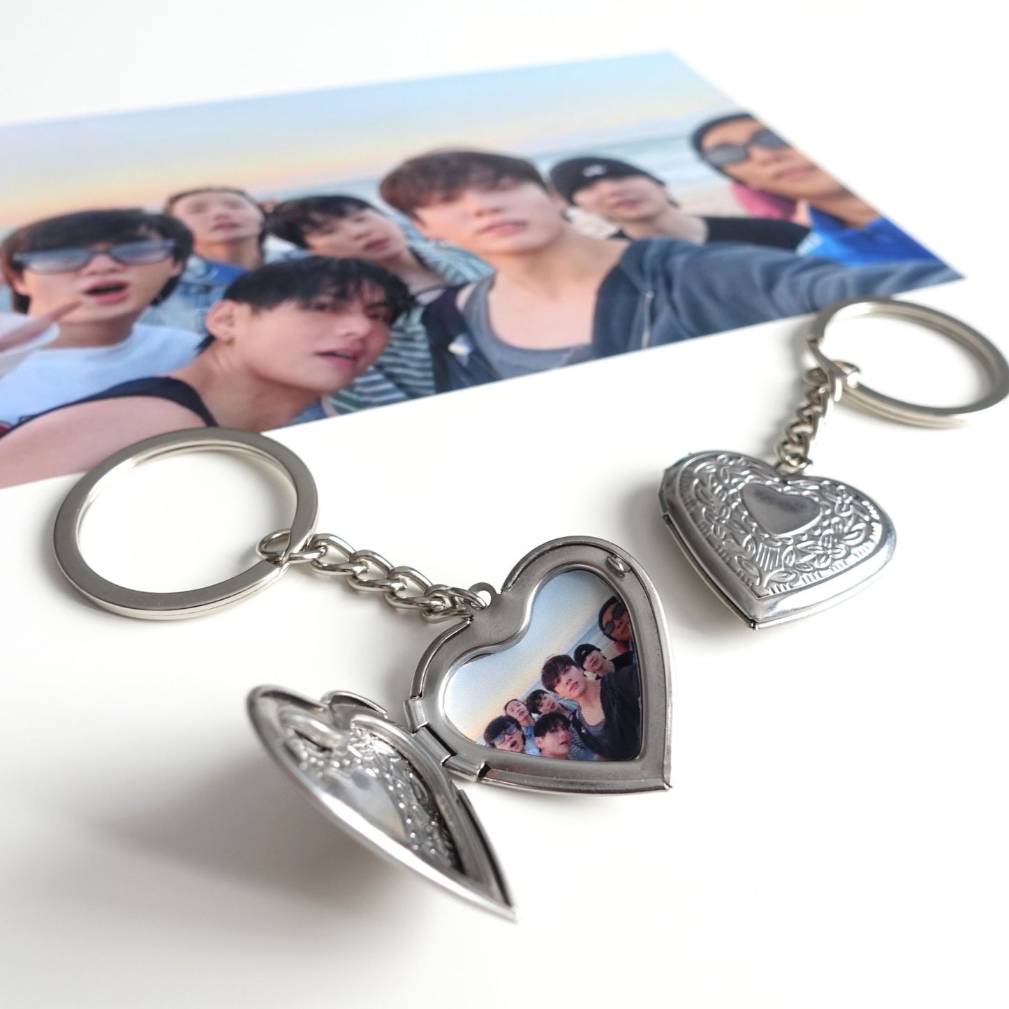 BTS Foto-Schlüsselanhänger mit Edelstahl-Medaillon und OT7 Foto