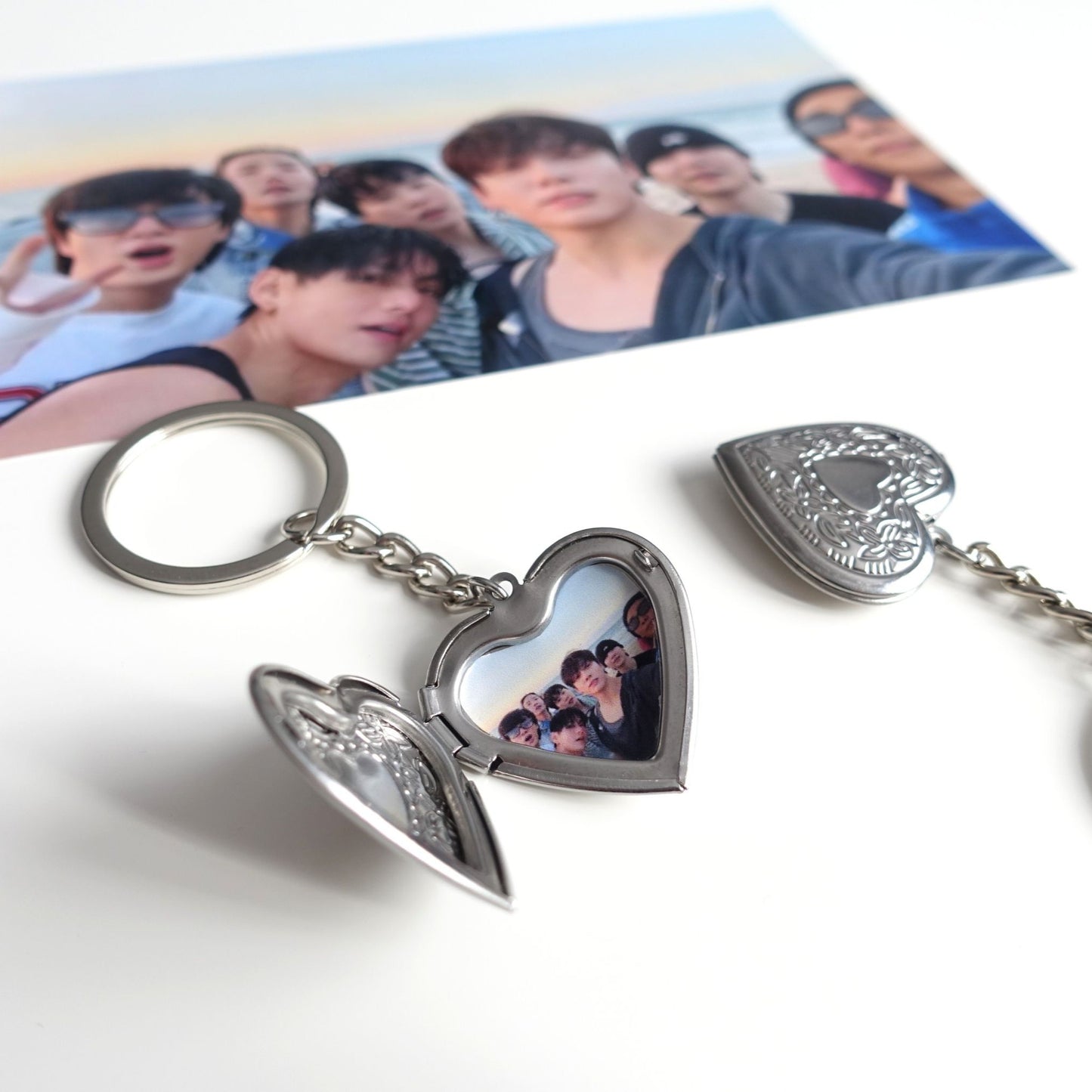 BTS Foto-Schlüsselanhänger mit Edelstahl-Medaillon und OT7 Foto