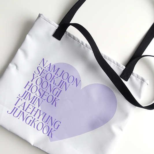 BTS inspirierte Tasche mit den Namen der Member und großem lila Herz