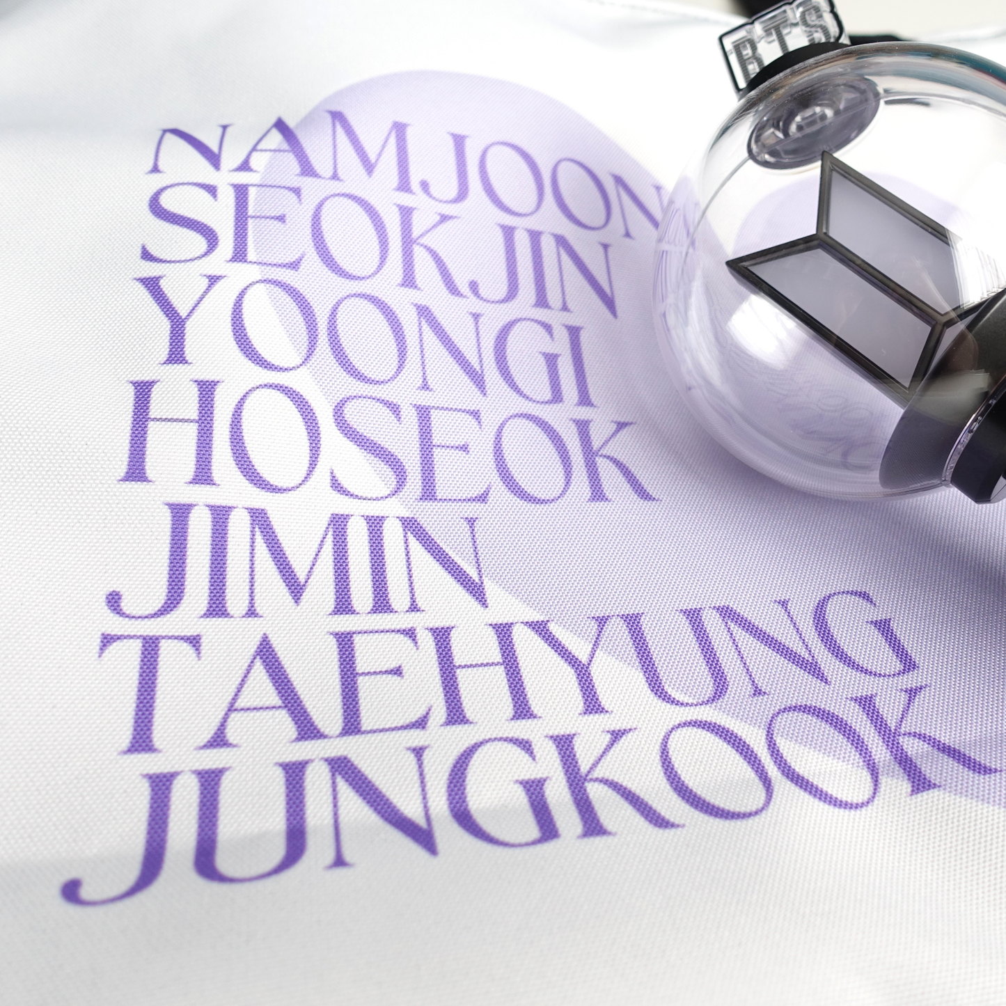 BTS inspirierte Tasche mit den Namen der Member und großem lila Herz