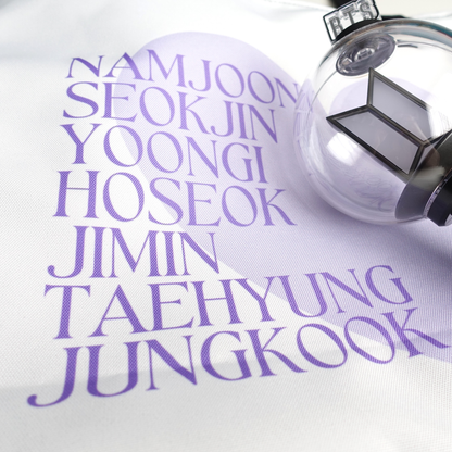 BTS inspirierte Tasche mit den Namen der Member und großem lila Herz