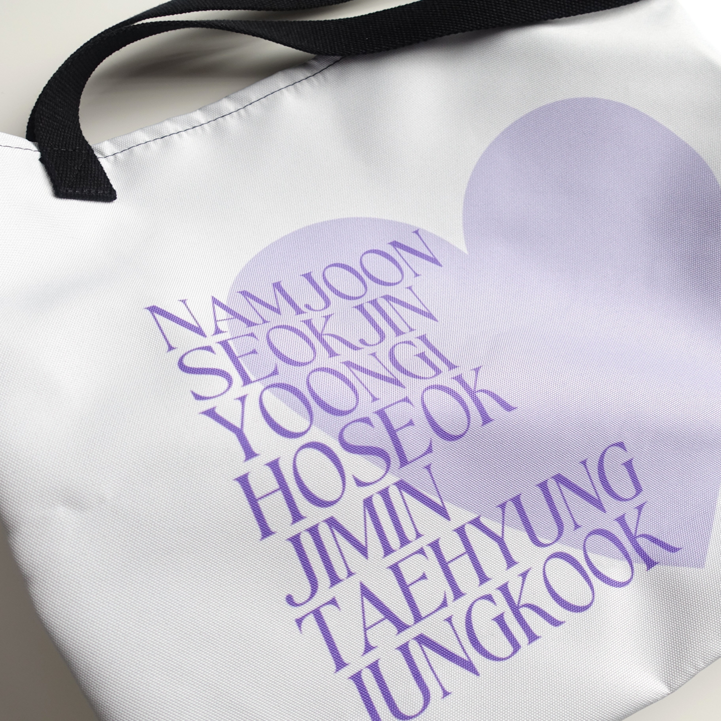 BTS inspirierte Tasche mit den Namen der Member und großem lila Herz