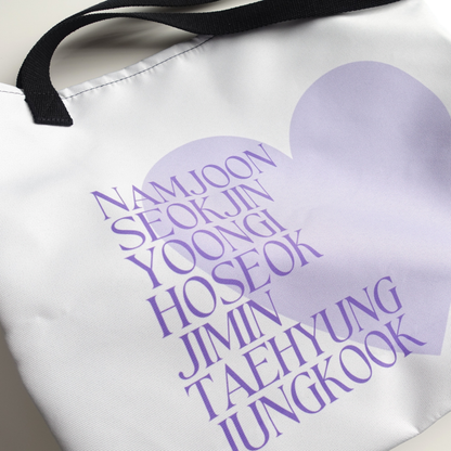 BTS inspirierte Tasche mit den Namen der Member und großem lila Herz